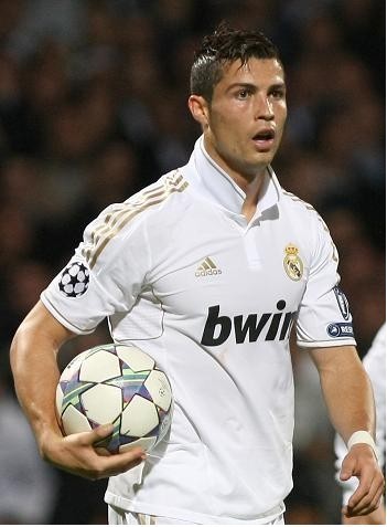 范德芬、波罗赛后疑似和球迷起冲突，最终被热刺工作人员拖走