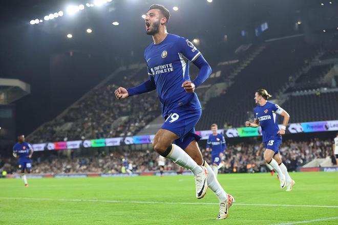 《颂钟长鸣》大型更新概览：新武器、装备与战斗系统