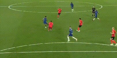 詹皇暂停时斜眼怒瞪队友，东契奇都难以承受的表情，顿巴斯更难放过